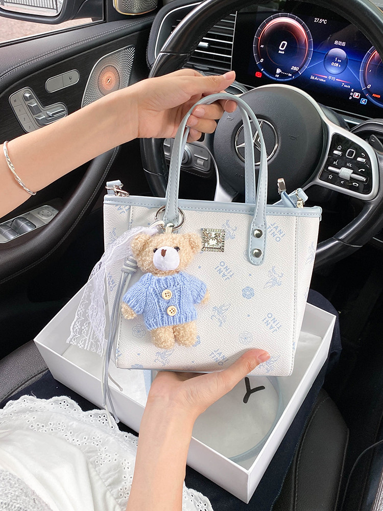 Luxury Bags Cute - กระเป๋าใส่ผักสุดหรูและใช้งานได้หลากหลาย พร้อมลายดอกไม้สวยงามและจี้ตุ๊กตาน่ารัก กระเป๋าถือทรงถังแฟชั่นสำหรับผู้หญิง